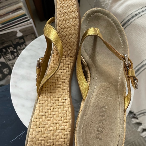 Gold Leather and Straw Prada platform sandals - Picture 3 of 3
